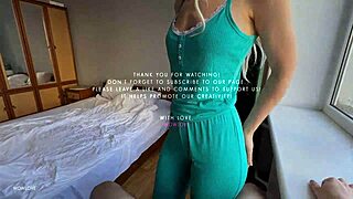 θετή μαμά πιάνει θετό γιο να γαμάει και τον βοηθάει να κύλισει γρήγορα στα εσώρουχά της και τα τραβάει πάνω