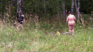 Hey, schau dir diesen Voyeur Hidden Cam an, der nackte reife Lesben im öffentlichen Park mit dicken Ärschen und behaarten Muschis in Natur PAWG Amateur Fetisch erwischt