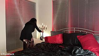 Lysestake setter stemning for intenst onani-orgasme med oljet fitte og dildo