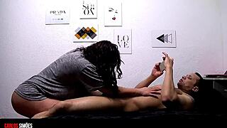 Jeg var på kollegiet da min muskuløse ven kom over. Han kyssede mig passioneret og jeg gav ham min stramme fisse på sengen