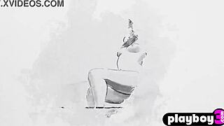 娇小18+棕发熟女暴露性感身体，在户外为花花公子脱衣舞穿着内衣摆姿势