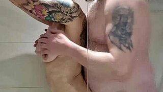 Gizli Molly McSquirts Duşta Sulu Sulu İşeyip Islak Sikiliyor Voyeur