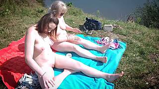 Mogen mamma och tonåring 18+ naken solbad på offentlig strand stora rumpor tuttar blottade